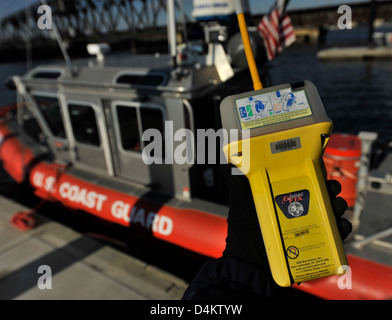 La Garde côtière utilise divers dispositifs de localisation, comme les balises radio d'indication de position d'urgence (EPIRBs) et les radios VHF-FM à bande marine, pour faciliter les opérations de recherche et de sauvetage. Ces dispositifs améliorent la sécurité des opérations maritimes et sont essentiels dans les situations de détresse. Banque D'Images