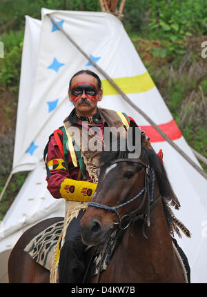 Dwayne Frost a son visage peint à la manière d'un Indien cri et se déplace sur son cheval lors d'une photo à Radebeul près de Dresde, Allemagne, 22 mai 2009. Les derviches Oriental et magique avec leurs danses rituelles et les Cris enchanteront les visiteurs du traditionnel festival Karl May le 23 et 24 mai 2009. Photo : Ralf HirschbergerBildfunk + + + Banque D'Images