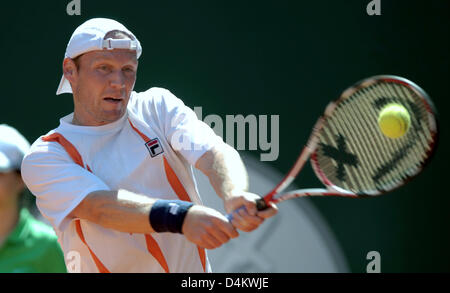 Rainer Schuettler Allemagne ?s renvoie un revers à la Serbie ?s Troicki durant leur match Coupe du Monde par équipe en Duiesseldorf, Allemagne, 23 mai 2009. Photo : FRANÇOIS-PIERRE TSCHAUNER Banque D'Images