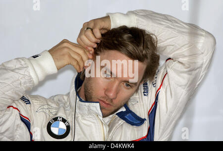 L'allemand pilote de Formule 1 Nick Heidfeld BMW Sauber de ajuste son équipe de l'écouteur pendant la troisième session pratique à Monte Carlo, Monaco, 21 mai 2009. Le Grand Prix de Formule 1 de Monaco aura lieu le 24 mai 2009. Photo : Jens Buettner Banque D'Images