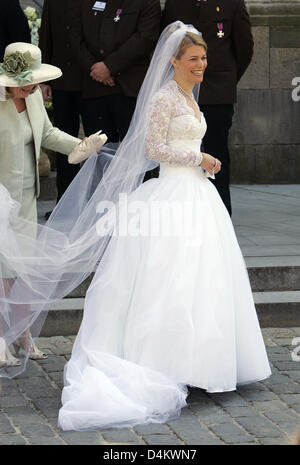 Rondestvedt Jeanne épouse Kelly arrive à l'église pour le mariage avec Hubertus Michael Prince héréditaire de Saxony-Coburg et Gotha à Coburg, Allemagne, 23 mai 2009. Quelques 400 personnes, dont beaucoup de célébrités et de l'aristocratie européenne, a assisté à la cérémonie. Photo : Daniel Karmann Banque D'Images