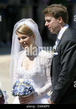 Hubertus Michael Prince héréditaire de Saxony-Coburg et Gotha (R) et de l'épouse Kelly Jeanne Rondestvedt (L) quittent l'église après leur mariage à Coburg, Allemagne, 23 mai 2009. Quelques 400 personnes, dont beaucoup de célébrités et de l'aristocratie européenne, a assisté à la cérémonie. Photo : Daniel Karmann Banque D'Images