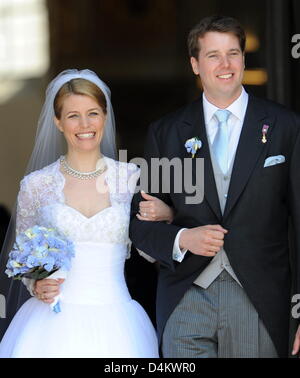 Hubertus Michael Prince héréditaire de Saxony-Coburg et Gotha (R) et de l'épouse Kelly Jeanne Rondestvedt (L) quittent l'église après leur mariage à Coburg, Allemagne, 23 mai 2009. Quelques 400 personnes, dont beaucoup de célébrités et de l'aristocratie européenne, a assisté à la cérémonie. Photo : Tobias Hase Banque D'Images