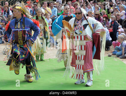 Les membres de la tribu des cris provenant du Canada à la danse au cours de Pow Wow le festival Karl May à Radebeul, Allemagne, 23 mai 2009. Quelque 500 participants revisiter l'Ouest sauvage sous la devise "Magic danses ?. Photo : MATTHIAS HIEKEL Banque D'Images