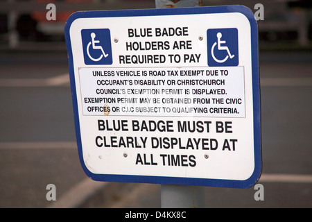 Les détenteurs du badge bleu signent dans le parking de Mudeford Quay, Christchurch, Bournemouth, Dorset UK en mars Banque D'Images