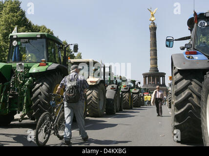 Stand tracteurs le 17 juin rue en face de la colonne de la victoire au cours d'un meeting de protestation contre la politique agraire du gouvernement fédéral à Berlin, Allemagne, 25 mai 2009. 600 agriculteurs se sont rendus à la colonne de la Victoire dans leurs tracteurs pour prendre part au rallye des agriculteurs allemands ? Association. Photo : Wolfgang Kumm Banque D'Images