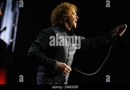 Mick Hucknall et la soul pop rouge simplement effectuer à Berlin, Allemagne, 25 mai 2009. Simply Red fait la promotion de leur album greatest hits ?Simply Red : Greatest Hits 25 ? Sur le ?Greatest Hits Tour ?. Photo : Britta Pedersen Banque D'Images