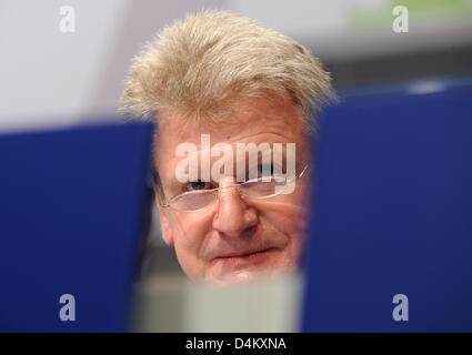 Pdg de Fraport AG, Wilhelm Bender, photographié à l'assemblée générale de l'exploitant de l'aéroport de Francfort Fraport AG, Allemagne, 27 mai 2009. L'aéroport s'attend à ce qu'un rebond économique pour l'année à venir après la baisse en nombre de passagers. Photo : BORIS ROESSLER Banque D'Images