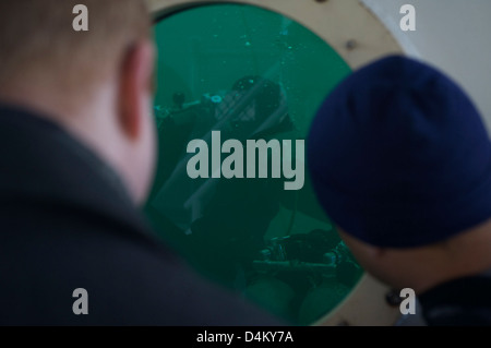 La National Oceanic and Atmospheric Administration (NOAA) offre des cours de plongée en eau froide dans son centre de plongée. Le cours se concentre sur la formation à la plongée dans des environnements difficiles d'eau froide, préparant les plongeurs de la NOAA à des missions de recherche dans les climats froids. L'installation, située à Seattle, offre une formation essentielle pour assurer la sécurité et la préparation opérationnelle dans des conditions d'eau froide. Banque D'Images