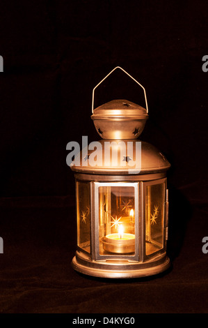 Candle Burning dans une lanterne sur fond noir Banque D'Images