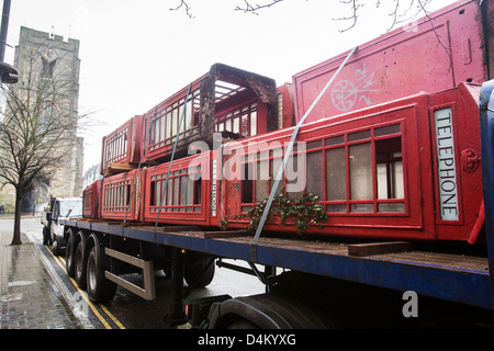 Des cabines téléphoniques d'être retirée de la rue dans les villes du Royaume-Uni maintenant que leur popularité a diminué en raison de l'utilisation des téléphones mobiles. Banque D'Images
