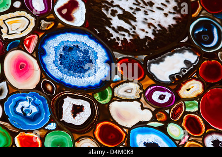 Mosaïque translucide faite de tranches de pierre agate Banque D'Images