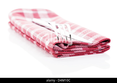 Le couteau et la fourchette sur une serviette à carreaux rouges sur fond blanc Banque D'Images
