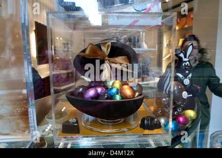 Godiva Store avec un œuf de Pâques géant en chocolat rempli de petits œufs colorés en vitrine Central City of London England UK. KATHY DEWITT Banque D'Images