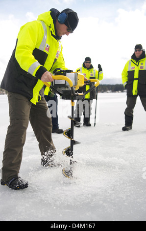 La Garde côtière organise des cours de plongée sous glace d'eau froide pour former le personnel aux opérations de plongée dans des conditions de gel. Ce cours fait partie de la préparation pour les sauvetages et les opérations dans les eaux glacées. Banque D'Images