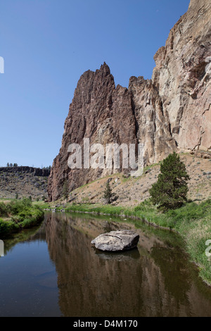 Dans la rivière Smith Rock State Park dans l'Oregon, USA Banque D'Images