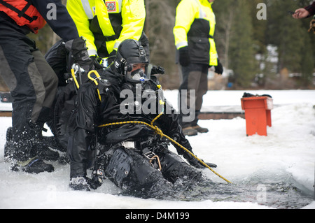 La Garde côtière organise un cours de plongée sous glace à Diamond Lake, Washington, en mettant l'accent sur les techniques de plongée en eau froide. Cette formation est cruciale pour le personnel impliqué dans les opérations de sauvetage dans des conditions glacées. Banque D'Images
