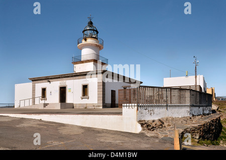 Phare de Cap Creus, péninsule et une pointe située à l'extrême nord-est de la Catalogne en Espagne Banque D'Images