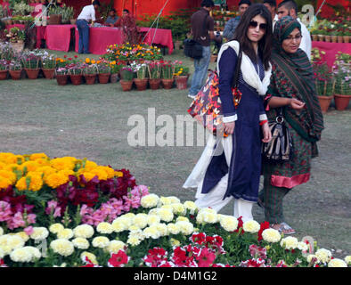 Les visiteurs prendre un vif intérêt dans des fleurs pendant la floraison spectacle organisé par District Municipal Corporation est, à l'arrivée de la saison du printemps tenue au complexe KMC Cachemire Road à Karachi le Vendredi, 15 mars 2013. Banque D'Images