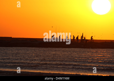 Les pêcheurs au coucher du soleil Banque D'Images