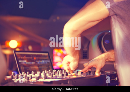 Derrière les platines de DJ dans le club de nuit Banque D'Images