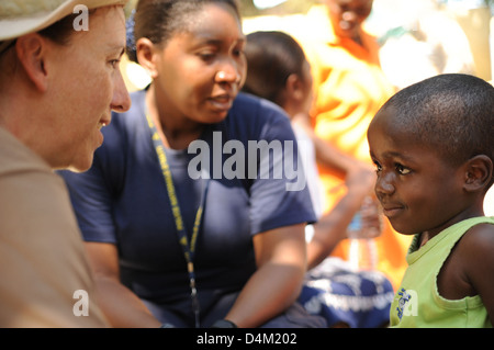 Le lieutenant de la Garde côtière canadienne Teresa Wolf, Haïti Banque D'Images