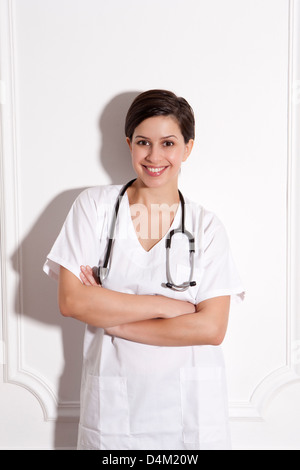 Médecin wearing stethoscope in office Banque D'Images