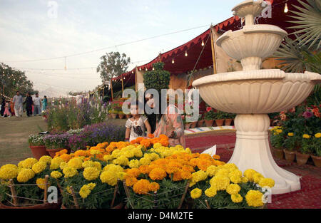 Les visiteurs prendre un vif intérêt dans des fleurs pendant la floraison spectacle organisé par District Municipal Corporation est, à l'arrivée de la saison du printemps tenue au complexe KMC Cachemire Road à Karachi le Vendredi, 15 mars 2013. Banque D'Images