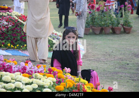 Les visiteurs prendre un vif intérêt dans des fleurs pendant la floraison spectacle organisé par District Municipal Corporation est, à l'arrivée de la saison du printemps tenue au complexe KMC Cachemire Road à Karachi le Vendredi, 15 mars 2013. Banque D'Images