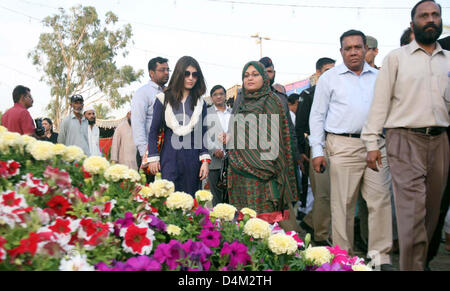 Les visiteurs prendre un vif intérêt dans des fleurs pendant la floraison spectacle organisé par District Municipal Corporation est, à l'arrivée de la saison du printemps tenue au complexe KMC Cachemire Road à Karachi le Vendredi, 15 mars 2013. Banque D'Images