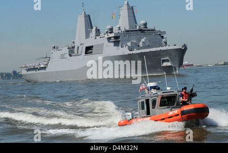 Coast Guard 25 pieds bateau réponse fournit la sécurité de l'équipage Banque D'Images