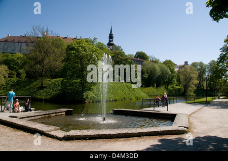 Une fontaine à l'étang Snelli à Toompark, près de la vieille ville de Tallinn, Estonie, Etats baltes Banque D'Images