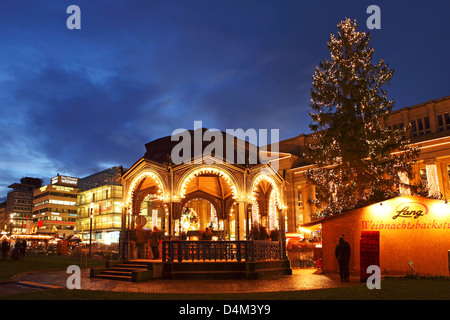 Un arbre de Noël se distingue par le kiosque au marché de Noël à Stuttgart, Allemagne. Banque D'Images