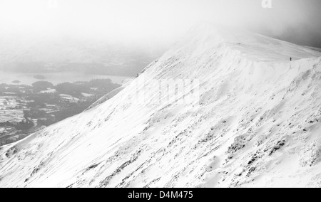 Les Randonneurs marchant le long de la crête en direction Blease est tombé de Blencathra (Saddleback) dans le Lake District. Banque D'Images