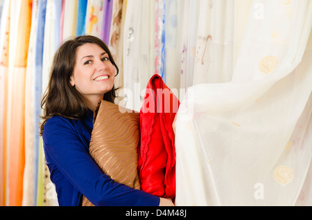 Client dans une boutique de textiles en choisissant les rideaux Banque D'Images