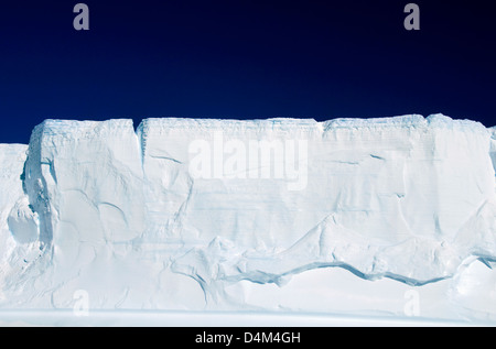 Un iceberg tabulaire situé dans les eaux près de la péninsule Antarctique Banque D'Images