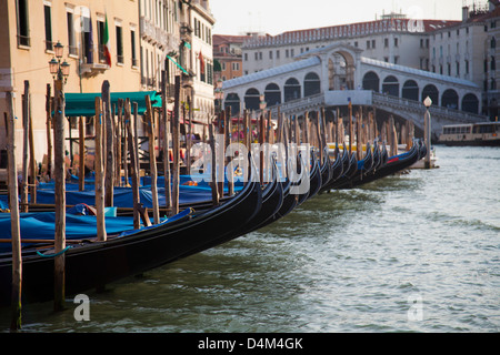 Gondolas docked on Venice canal Banque D'Images