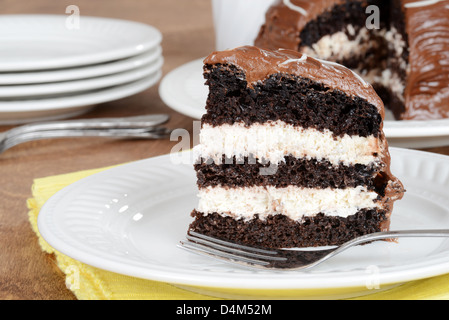 Libre de crème au chocolat Gâteau sur une assiette Banque D'Images