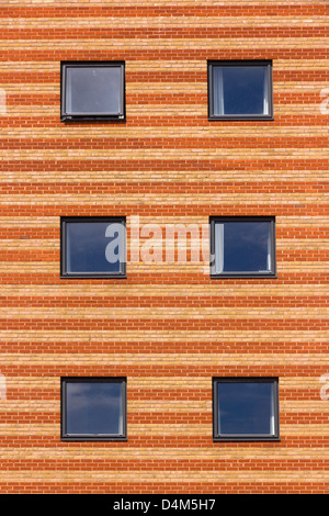 Six fenêtres carrées en briques à rayures deux tons d'appartements modernes, Loughborough, Leicestershire, Angleterre, Royaume-Uni. Banque D'Images