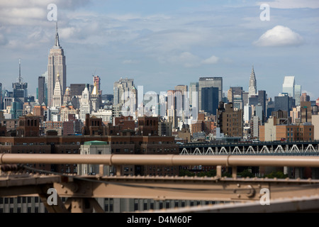 L'horizon de Manhattan avec l'Empire State Building et le Chrysler Building vu depuis le pont de Brooklyn, New York Banque D'Images