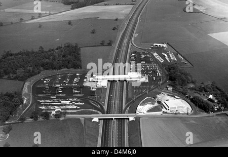 Vue aérienne de Keele Services sur l'autoroute M6 avec trois Mile Lane traversant l'autoroute 15/5/1964 Banque D'Images