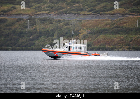 L'équipe d'aides à la navigation (ANT) de la Garde côtière américaine Kodiak en Alaska a exposé le navire Metal Shark Special Purpose Craft, qui est utilisé pour maintenir les aides à la navigation dans les voies navigables de la région. Ce bateau spécialisé assure le passage sécuritaire des navires dans les voies navigables de l’Alaska. Banque D'Images