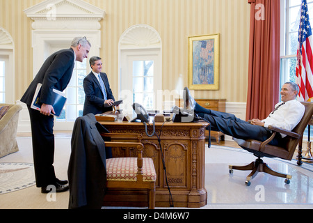 Le président américain Barack Obama parle avec le chef de cabinet Denis McDonough et Miguel Rodriguez, Directeur des affaires législatives dans le bureau ovale de la Maison Blanche le 25 février 2013 à Washington, DC. Banque D'Images