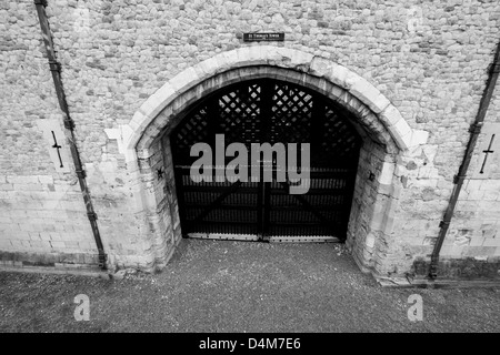 Traître's Gate Tower of London Londres Angleterre en monochrome Banque D'Images