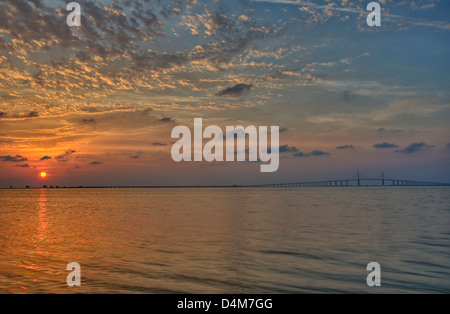 Le lever du soleil sur la baie de Tampa et le Sunshine Skyway Bridge Banque D'Images