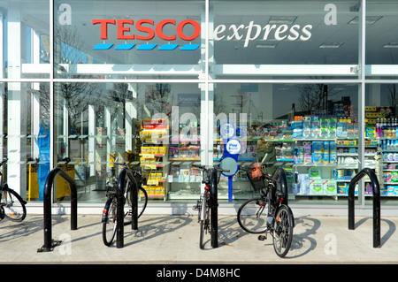 Supermarché Tesco express store fenêtre avec location parkin Banque D'Images