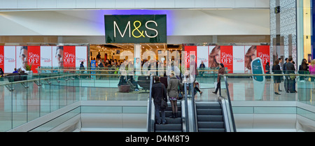 Marks and Spencer shop avant avec 50 % des affiches et fenêtre promotion shoppers on escalators au Westfield Center shopping centres commerciaux Banque D'Images