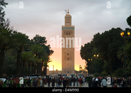 L'Afrique, Maroc, Marrakech, place Jemaa el fna, la koutoubia Banque D'Images