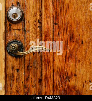 Vieille porte en bois avec poignée et serrure close up Banque D'Images