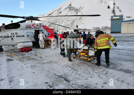L'équipage du D17 Jayhawk de la station aérienne Kodiak a sauvé 11 personnes d'un navire échoué près de Portage Bay, en Alaska. L'opération de sauvetage a nécessité une coordination rapide de la part de l'équipe des garde-côtes afin d'assurer la sécurité de tous les passagers impliqués dans l'incident. Banque D'Images